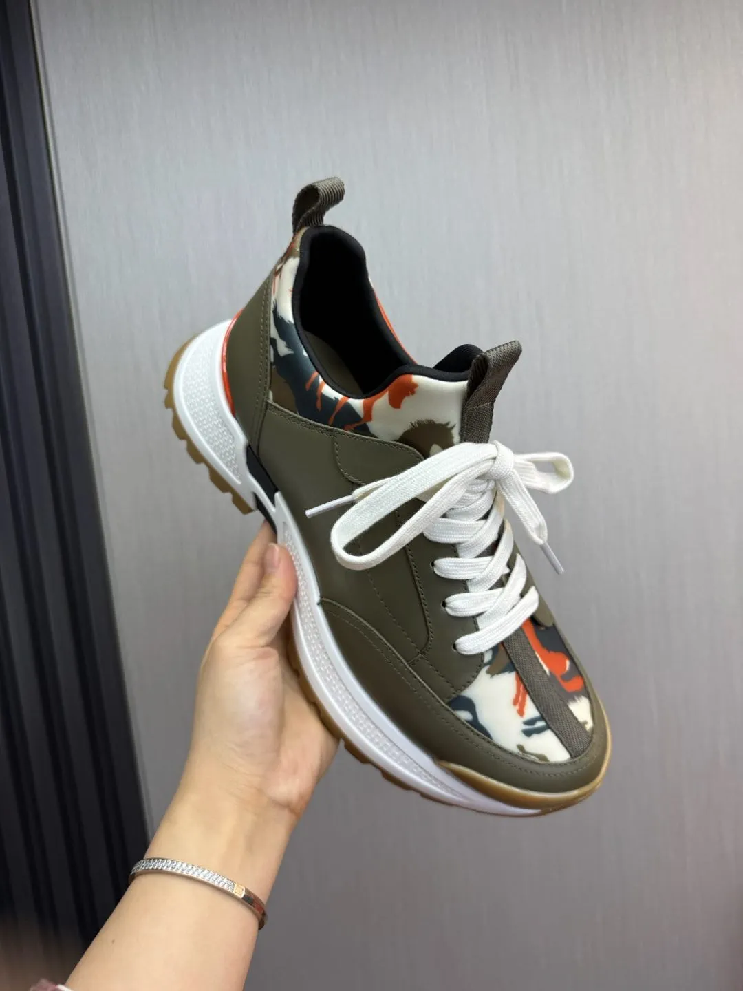 Men's men's shoes 💰780💰 HERMES/Hermès ** men's sports shoes The uppers are made of printed high-tech jersey fabric and calfskin sports shoes. The oversized sole features a geometric pattern and signature "H" detailing for an outdoor style. Black rubber sole, white rubber midsole, black and orange rubber inserts, tundra green lambskin insole, black high-tech canvas lining! Size: 39-40-41-42-43-44 (customized in 38.45)
